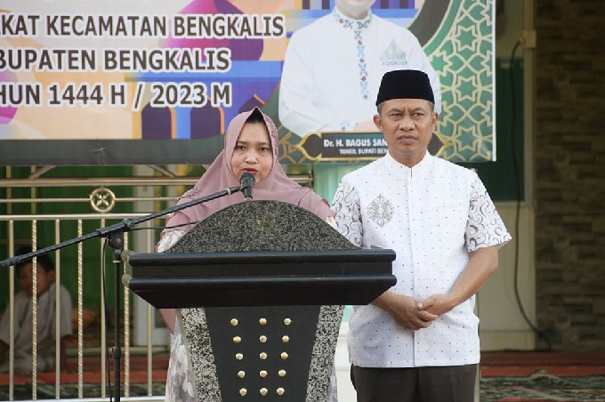 Bupati Bengkalis Kasmarni didampingi Wakil Bupati H Bagus Santoso menyampaikan pidato pada Safari Ramadan di Masjid Al Falah Desa Senggoro, Bengkalis, Selasa (28/3/2023) malam.